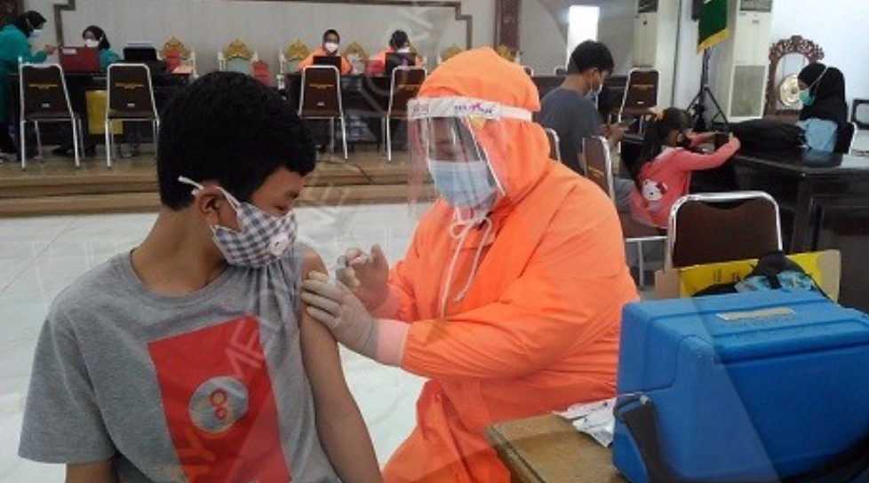 Peserta vaksin anak usia 12 tahun di Pendopo Tumenggung Bahurekso Kendal Minggu 04 Juli 2021 mendapat suntikan pertama.